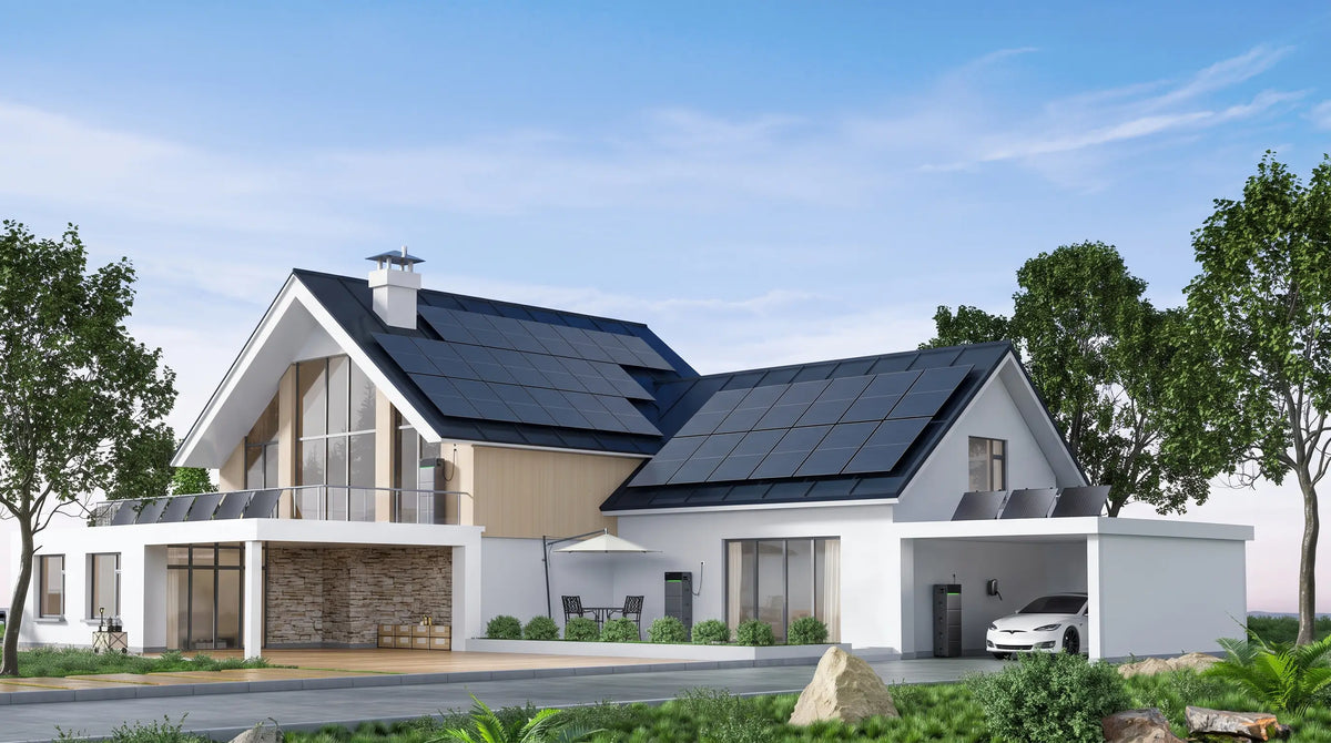 Sunpura S2400 thuisbatterij bij een balkon met zonnepanelen